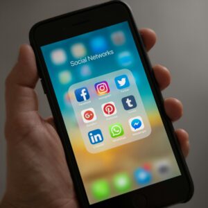 Make.com AI Agent : Publications quotidiennes sur 9 plateformes sociales