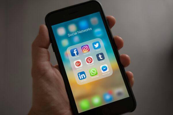 Make.com AI Agent : Publications quotidiennes sur 9 plateformes sociales