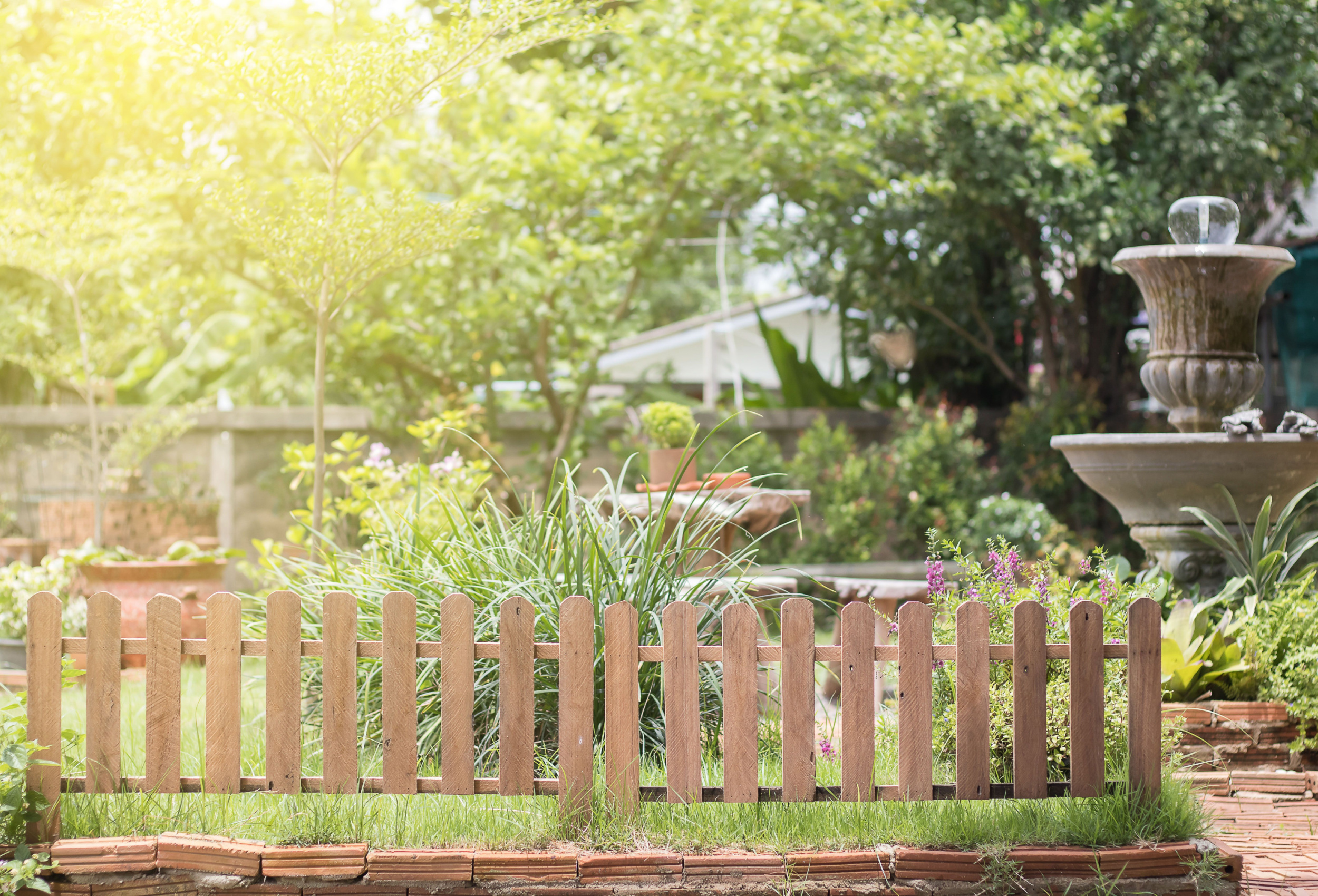 30+ Small Garden Fence Ideas to Maximize Your Outdoor Space - Image 3